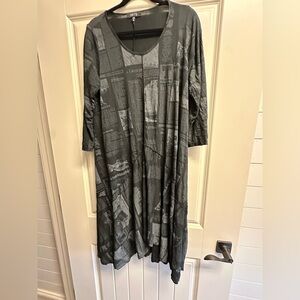 Comfy brand midi dress in a soft krinkly fabric and interesting details